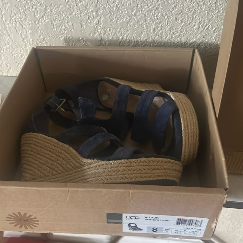 WOMEN UGG LAURI 1000403  SZ 8  like new 1 time used